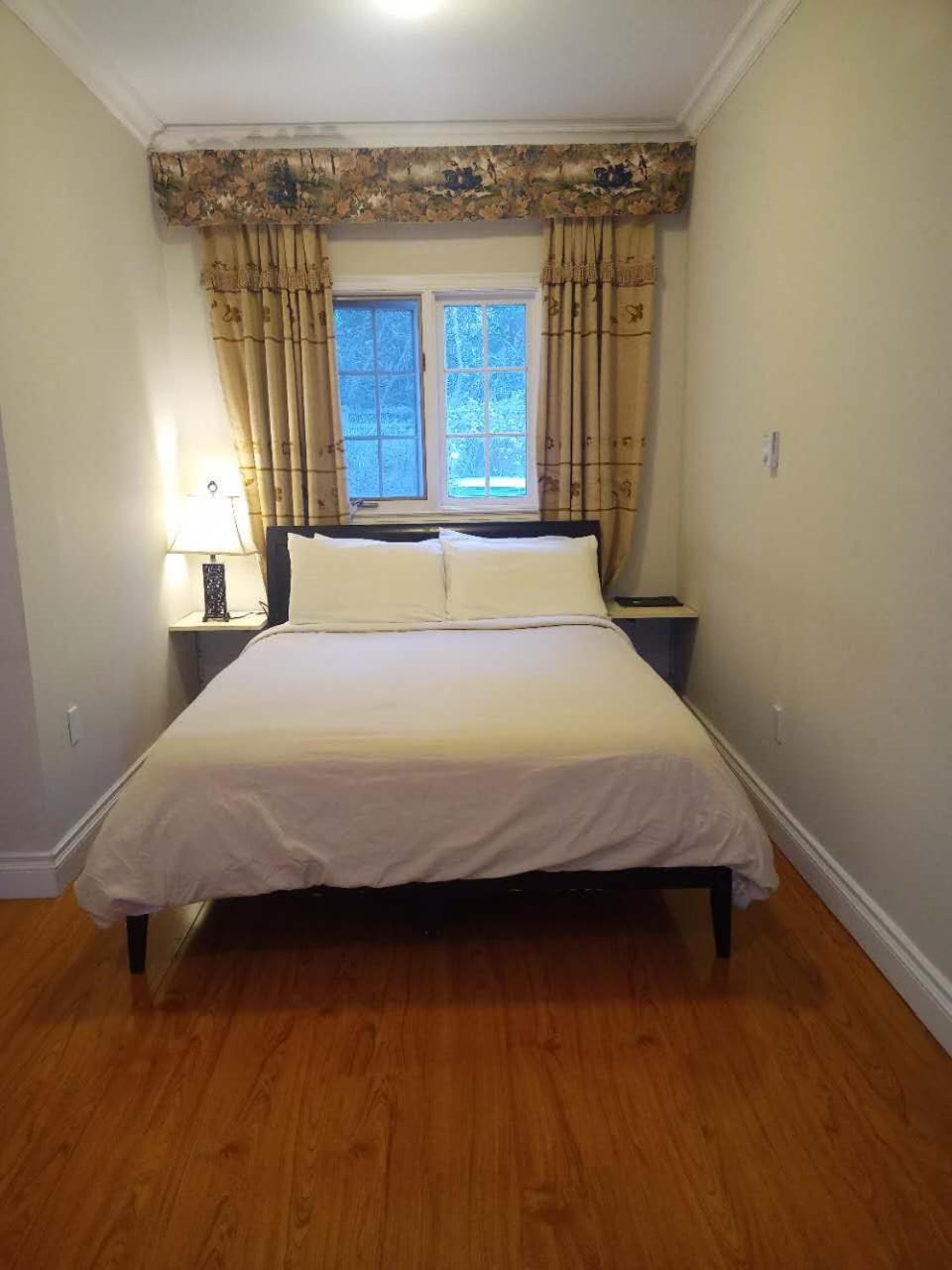 Lakeside Private Suite-Queen Bed Room Tottenham Exterior photo