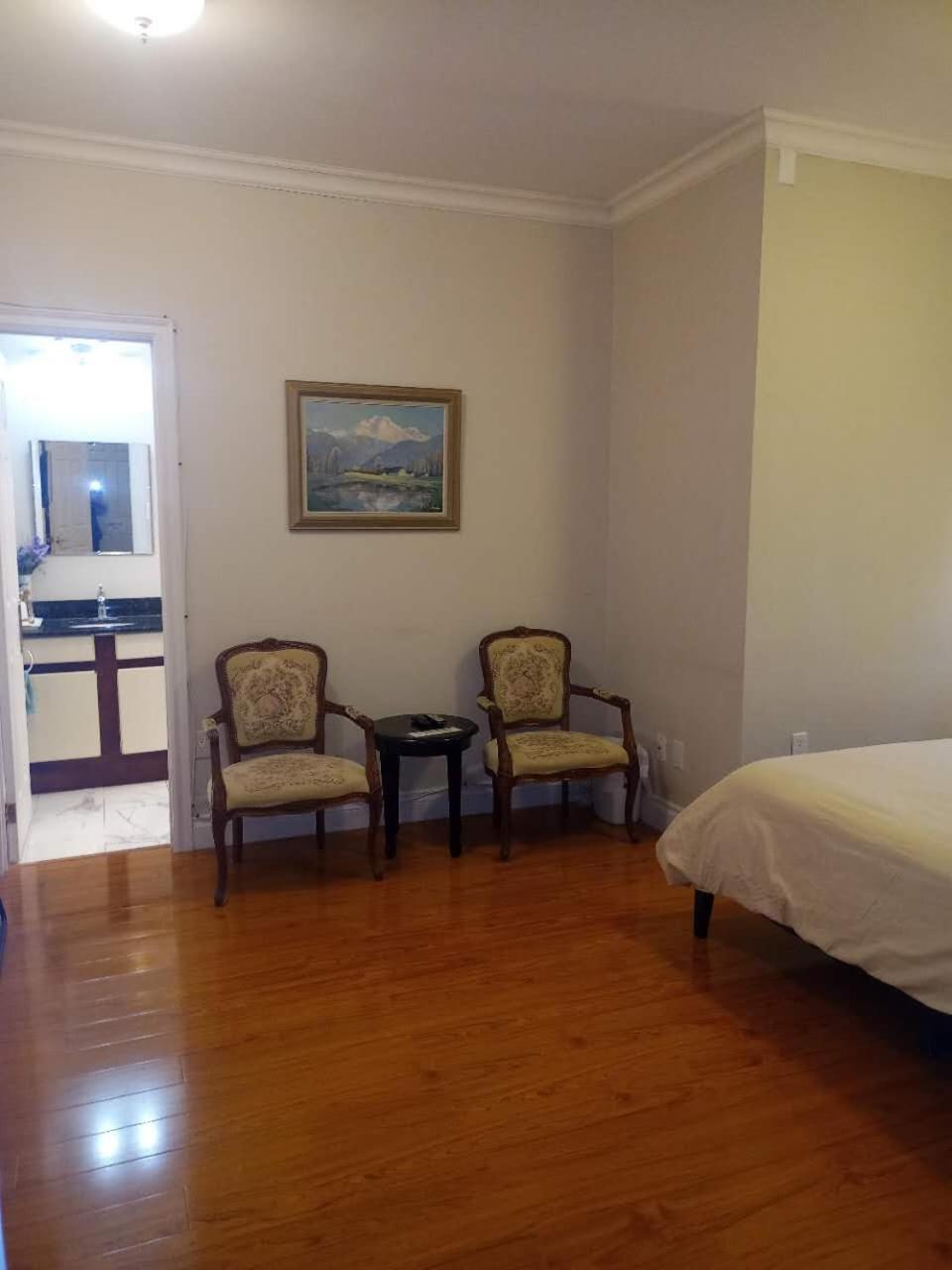 Lakeside Private Suite-Queen Bed Room Tottenham Exterior photo